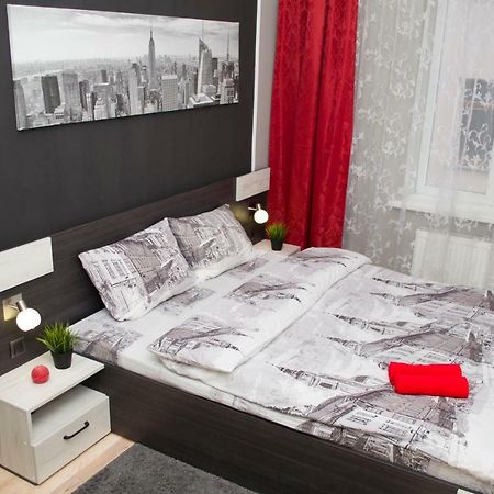 Modern Red Apartment Львов Экстерьер фото