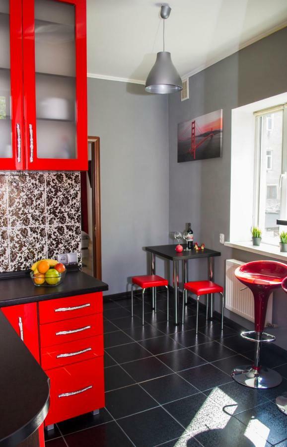 Modern Red Apartment Львов Экстерьер фото